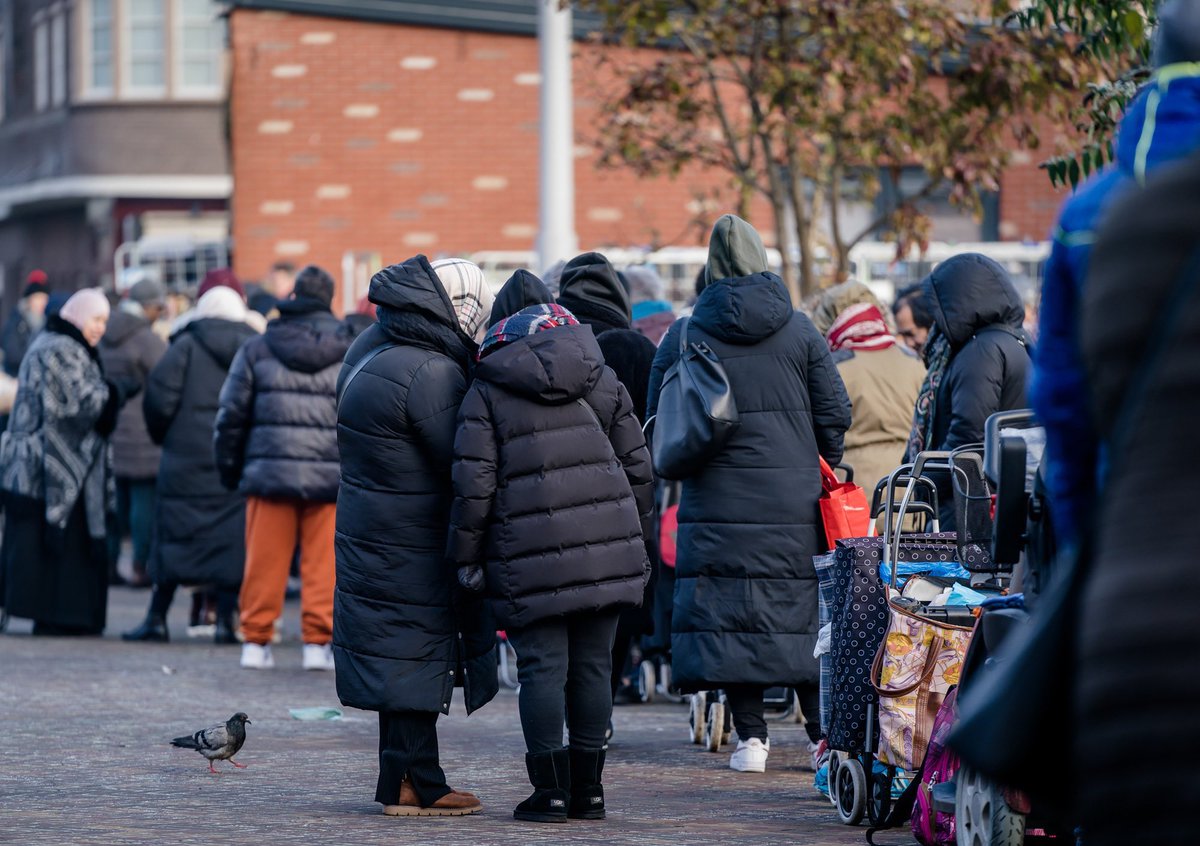 mweeink's tweet photo. Zo’n 2 uur in de rij voor een tas boodschappen van de #voedselbank.

Gewoon. Even ter herinnering. Aan U beiden. Die af hebben gesproken om  €60 miljard te zullen gaan uitgeven aan CO2 en Stikstof reductie. 

@SigridKaag @RobJetten @D66 https://t.co/0cLqSPm0Tq