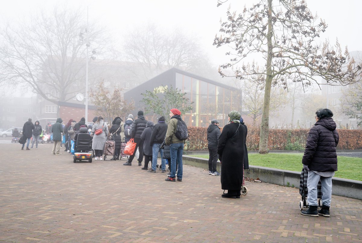 mweeink's tweet photo. Zo’n 2 uur in de rij voor een tas boodschappen van de #voedselbank.

Gewoon. Even ter herinnering. Aan U beiden. Die af hebben gesproken om  €60 miljard te zullen gaan uitgeven aan CO2 en Stikstof reductie. 

@SigridKaag @RobJetten @D66 https://t.co/0cLqSPm0Tq