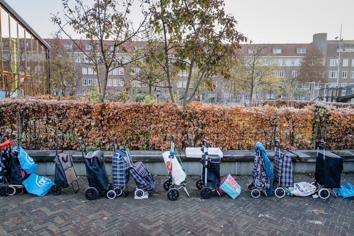 mweeink's tweet photo. Zo’n 2 uur in de rij voor een tas boodschappen van de #voedselbank.

Gewoon. Even ter herinnering. Aan U beiden. Die af hebben gesproken om  €60 miljard te zullen gaan uitgeven aan CO2 en Stikstof reductie. 

@SigridKaag @RobJetten @D66 https://t.co/0cLqSPm0Tq