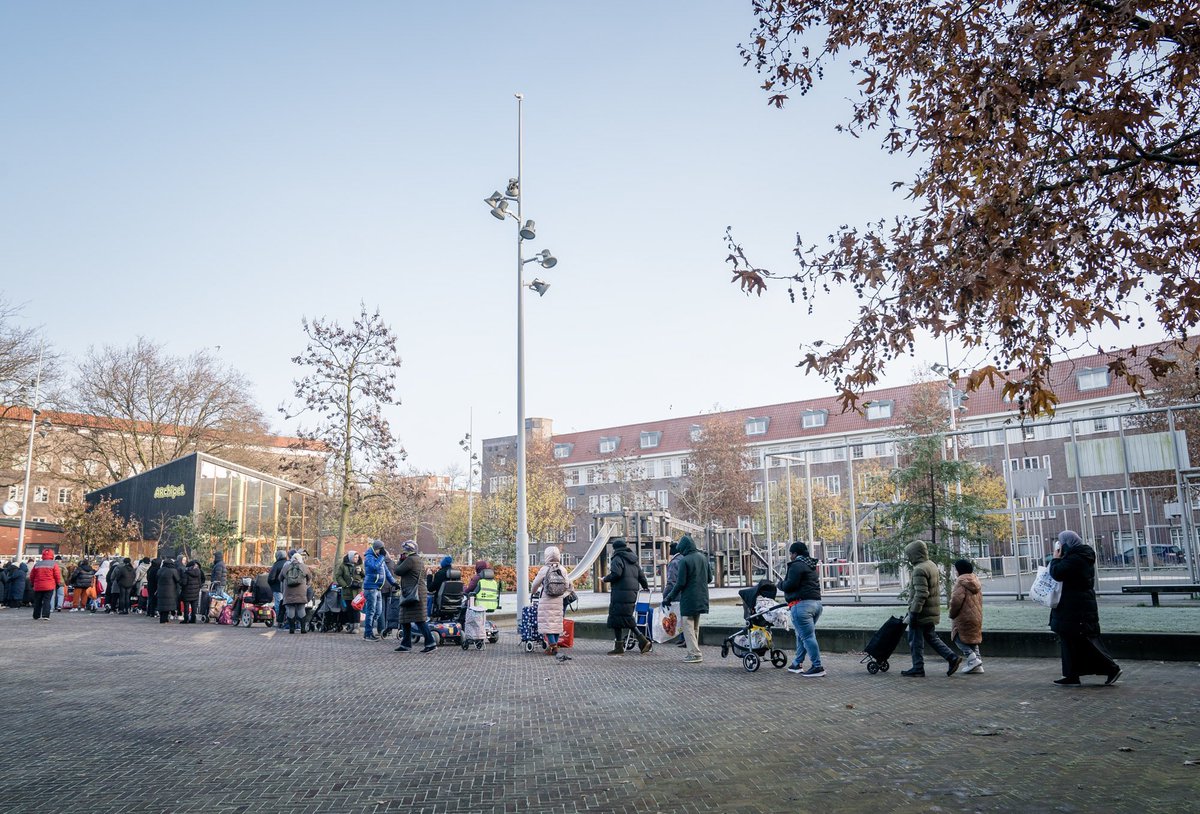 mweeink's tweet photo. Zo’n 2 uur in de rij voor een tas boodschappen van de #voedselbank.

Gewoon. Even ter herinnering. Aan U beiden. Die af hebben gesproken om  €60 miljard te zullen gaan uitgeven aan CO2 en Stikstof reductie. 

@SigridKaag @RobJetten @D66 https://t.co/0cLqSPm0Tq