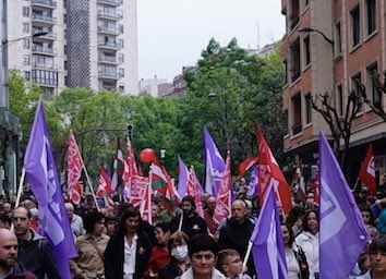 ✊🏾Maiatzaren Lehena.
Langileriaren nazioarteko eguna. 

Habanako Iraultzaren Plaza, Chicagoko martirien oroimena, Pariseko kaleak sutan eta Euskal Herria osoa kalean. Klase duintasunak geografia oso bat du bere barnean.
