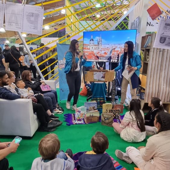 Mineducacion's tweet photo. #AEstaHora| En el #DíaDelSúperNiño 👦👧tenemos la visita de héroes literarios. Niños y niñas disfrutan del texto 'La joven maestra y la gran serpiente', de la autora Irene Vasco. Taller con el apoyo del grupo Brigadas Comunitarias #Filbo35años #TerritoriosQueDialogan
#DíaDelNiño https://t.co/I6Whw8BpzM