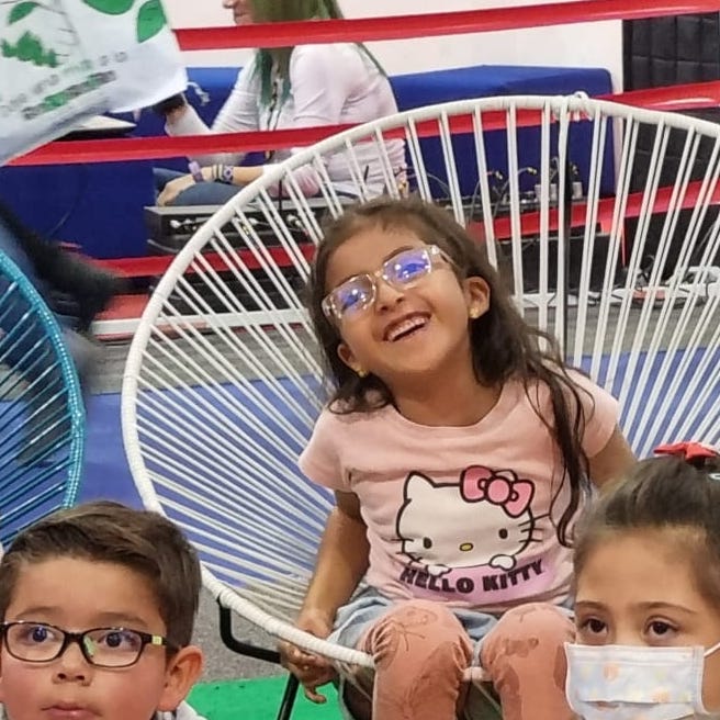 Mineducacion's tweet photo. #AEstaHora| En el #DíaDelSúperNiño 👦👧tenemos la visita de héroes literarios. Niños y niñas disfrutan del texto 'La joven maestra y la gran serpiente', de la autora Irene Vasco. Taller con el apoyo del grupo Brigadas Comunitarias #Filbo35años #TerritoriosQueDialogan
#DíaDelNiño https://t.co/I6Whw8BpzM