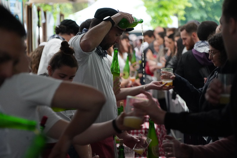 [Galeria] Bigarrenez txotx, erruz

Goizean bezala, arratsaldean ere Linoko karpa eta ingurua sagardo zalez bete da. 40 sagardotegitako uzta dastatzeko aukera izan da

#Errenteria #Orereta #SagardoEguna
oarsoaldea.hitza.eus/2023/04/29/gal…