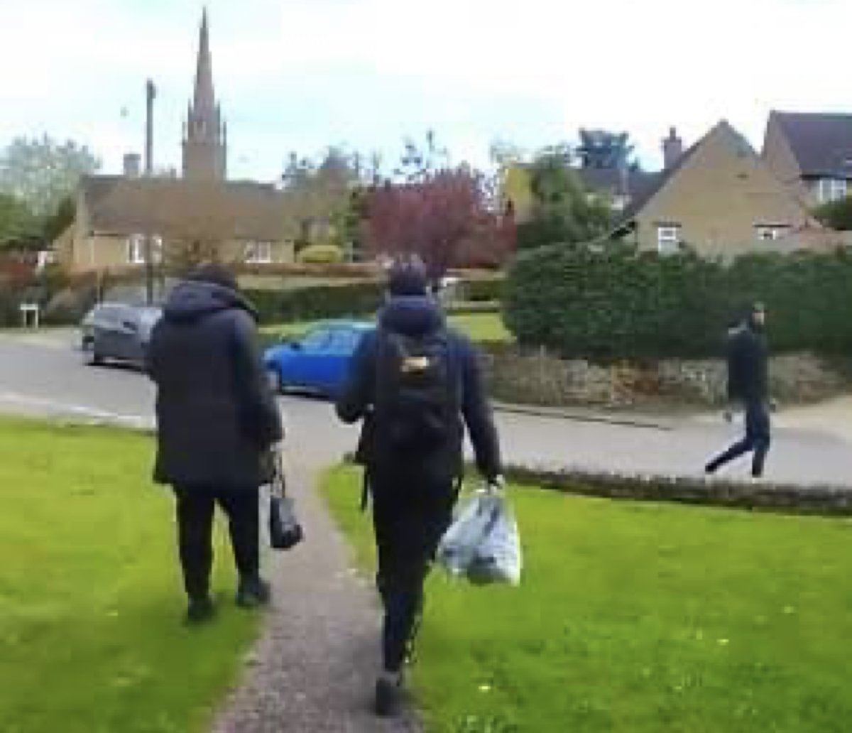 KingsSuttonNW's tweet photo. 🚨Doorstep Thieves🚨

Further to a recent post by Darren Lintern regarding theft from his doorstep on Friday 28th @ 4.13pm.

Does anybody recognise these three? One is wearing an LA Lakers cap, they have been caught on the post office cctv.

@NorthantsPolice @BrackleyNptSgt https://t.co/bzOjDIdRG1