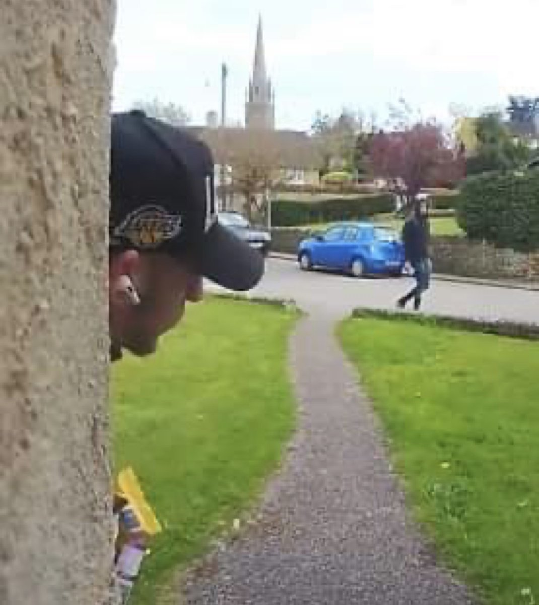 KingsSuttonNW's tweet photo. 🚨Doorstep Thieves🚨

Further to a recent post by Darren Lintern regarding theft from his doorstep on Friday 28th @ 4.13pm.

Does anybody recognise these three? One is wearing an LA Lakers cap, they have been caught on the post office cctv.

@NorthantsPolice @BrackleyNptSgt https://t.co/bzOjDIdRG1