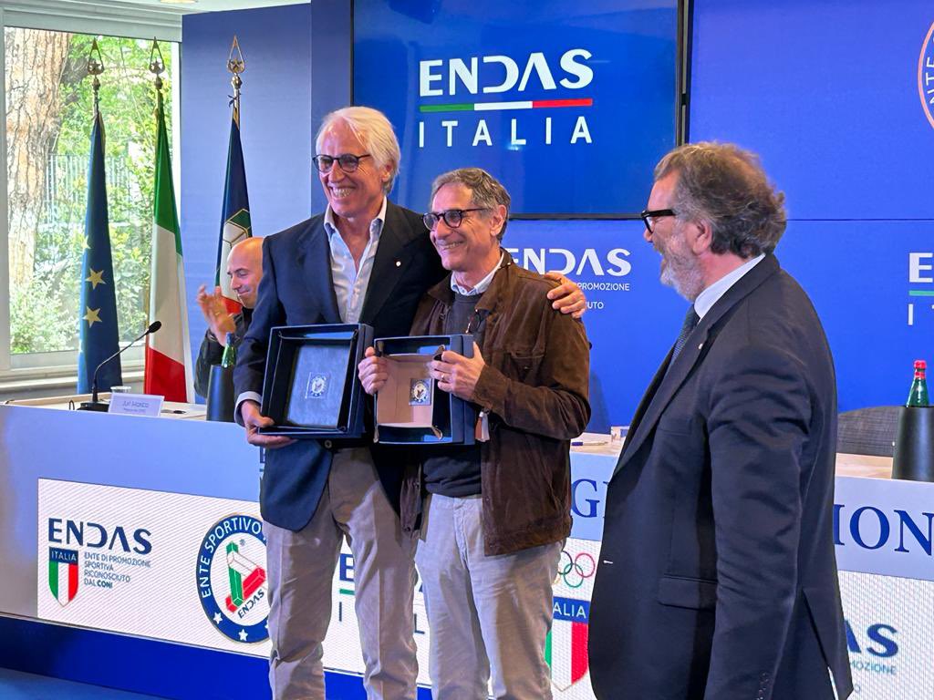 ClaudioBarbaro's tweet photo. A Roma, si sono riuniti tutti i dirigenti centrali di un Ente con il quale esiste una fattiva collaborazione su temi a me cari come lo #sport, il sociale, l'associazionismo e il #TerzoSettore.
Ringrazio dell'invito il Presidente di #Endas Paolo #Serapiglia. https://t.co/faxHeyKXyA