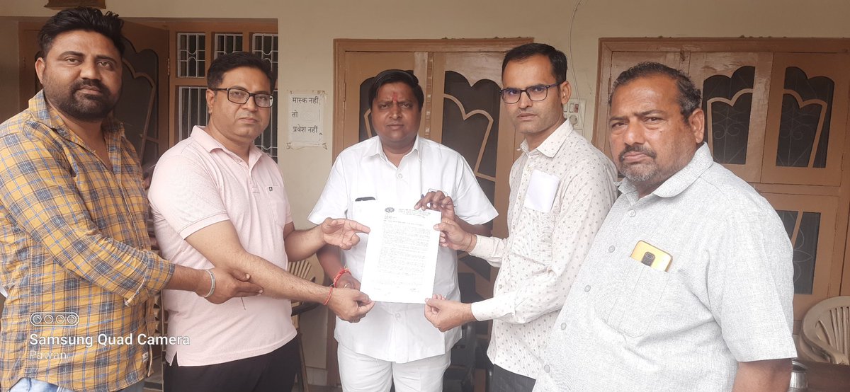 नोहर ब्लॉक से IT यूनियन द्वारा माननीय विधायक जी श्री <a href="/Amitchachan2/">Amit chachan</a> को अपना मांगपत्र देकर मांग पूर्ण करवाने का निवेदन किया।
#IADemands3600GP
<a href="/IA_Union/">IT Union Rajasthan Official</a> <a href="/IT_UNION_HMH/">IT_Union_Hanumangarh</a> <a href="/DoITCRaj/">Dept of IT&C, Raj</a> <a href="/RajCMO/">CMO Rajasthan</a>