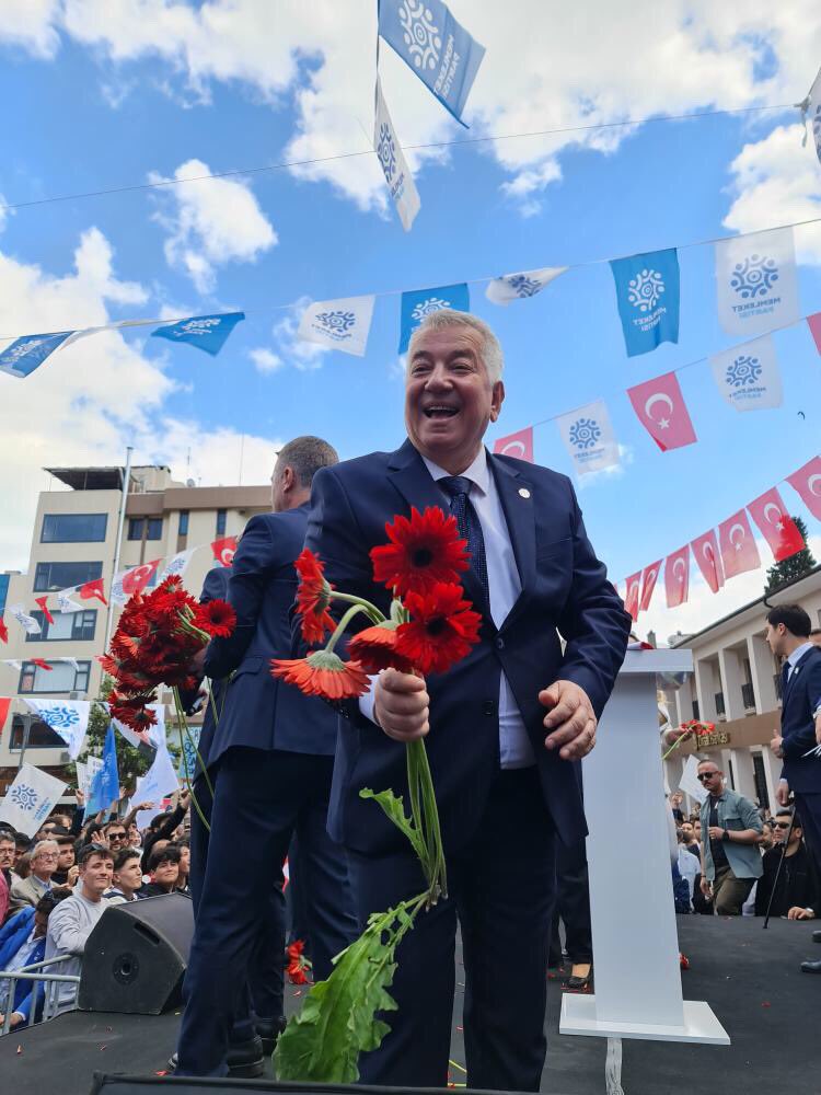 memleketalt's tweet photo. Bugün Balıkesir’i kırrmızı çiçeklerle maviye boyadık 🧿🧿💙 https://t.co/OfUjUuOZ0F