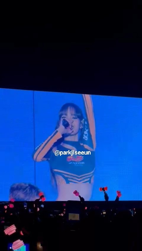 Lisa970712's tweet photo. Realmente se sintió como una casa para mí. Amé este momento, amé todo. Son las mejores ❤️‍🩹
Me divertí demasiado, jamás creí que mi sueño de conocerlas en persona de cumpliría. Tuvieron una energía increíble y de veían tan felices. Las amo demasiado❤️‍🩹
#BLACKPINKinMexico_Day1 https://t.co/AirIfduwBw