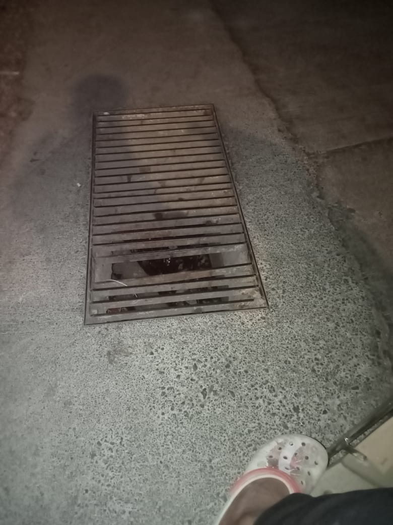 saisha1546's tweet photo. @CMOMaharashtra @IqbalSinghChah2 @mybmcWardRC @mybmc @mid_day @UdeshPatekar @Sunilrane_bjp @iGopalShetty @sandhya_vipul सदर तक्रारीचे निवारण झाले नाही ततीनोंडवलेली तक्रार निवारण करण्यात आले आहे म्हणून ऑनलाईन तक्रार बंद करण्यात आले आहे. कोणी आहे का खरंच जनतेचे ऐकायला, मदत करायला. https://t.co/MSsRKhM598