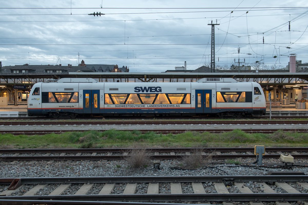 trainsenvoyage's tweet photo. Le RegioShuttle 95 80 0650 600-9 attend en gare de Offenburg Hbf sont départ. Il va assurer le train Offenburg Hbf 18h57 - Bad Griesbach 19h43 (23/03/2023).
#regioshuttle #bwegt #offenburg https://t.co/wWOBnxVIiL