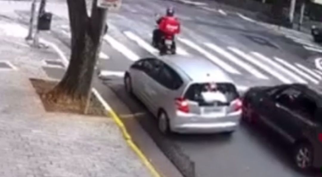 anaffontelles's tweet photo. Uma pessoa partiu com o carro para cima de um passeador com cães. 😱 Muitos animais fugiram (foram encontrados) assustados e uma cadela está mal. 😭 Vamos espalhar para encontrar esse monstro. 🤬
#SP #Higienopolis https://t.co/VglcWzWKQ9
