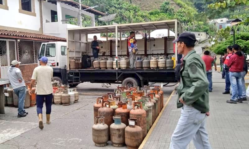 GasTrujillo's tweet photo. #EnDesarrollo 📢|| Nuestra fuerza laboral sigue desplegada en la parroquia Ayacucho, municipio Boconó, fortaleciendo el servicio de gas a través del despliegue de planta móvil para la atención de las familias.
¡Trabajo en equipo, victoria segura!

#ALBAUniónDeportiva
#29Abr https://t.co/Mne8bLkS0B