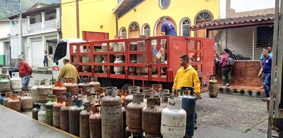 GasTrujillo's tweet photo. #EnDesarrollo 📢|| Nuestra fuerza laboral sigue desplegada en la parroquia Ayacucho, municipio Boconó, fortaleciendo el servicio de gas a través del despliegue de planta móvil para la atención de las familias.
¡Trabajo en equipo, victoria segura!

#ALBAUniónDeportiva
#29Abr https://t.co/Mne8bLkS0B