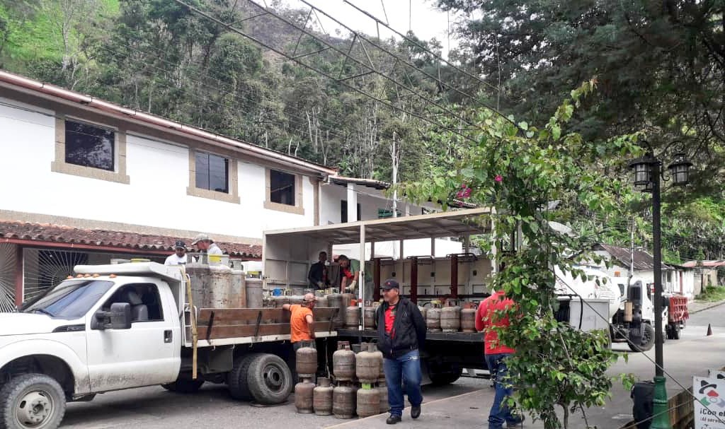 GasTrujillo's tweet photo. #EnDesarrollo 📢|| Nuestra fuerza laboral sigue desplegada en la parroquia Ayacucho, municipio Boconó, fortaleciendo el servicio de gas a través del despliegue de planta móvil para la atención de las familias.
¡Trabajo en equipo, victoria segura!

#ALBAUniónDeportiva
#29Abr https://t.co/Mne8bLkS0B