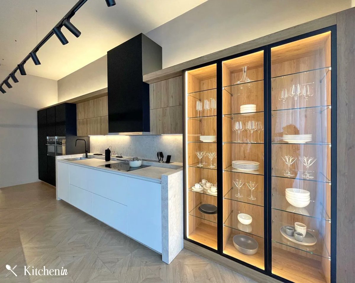 kitchenin_PT's tweet photo. Inaugurámos no passado dia 27 o vosso estúdio 𝐊𝐢𝐭𝐜𝐡𝐞𝐧 𝐢𝐧 em 𝐒𝐚𝐥𝐚𝐦𝐚𝐧𝐜𝐚! 😍  

Um espaço acolhedor na cidade onde pode ver algumas das nossas cozinhas em exposição. 

🚀 Cozinhas, banhos e armários.
Esperamos por Sí!

#kitchenin #design #cozinha  #banho #armarios https://t.co/2y8AnSscnm