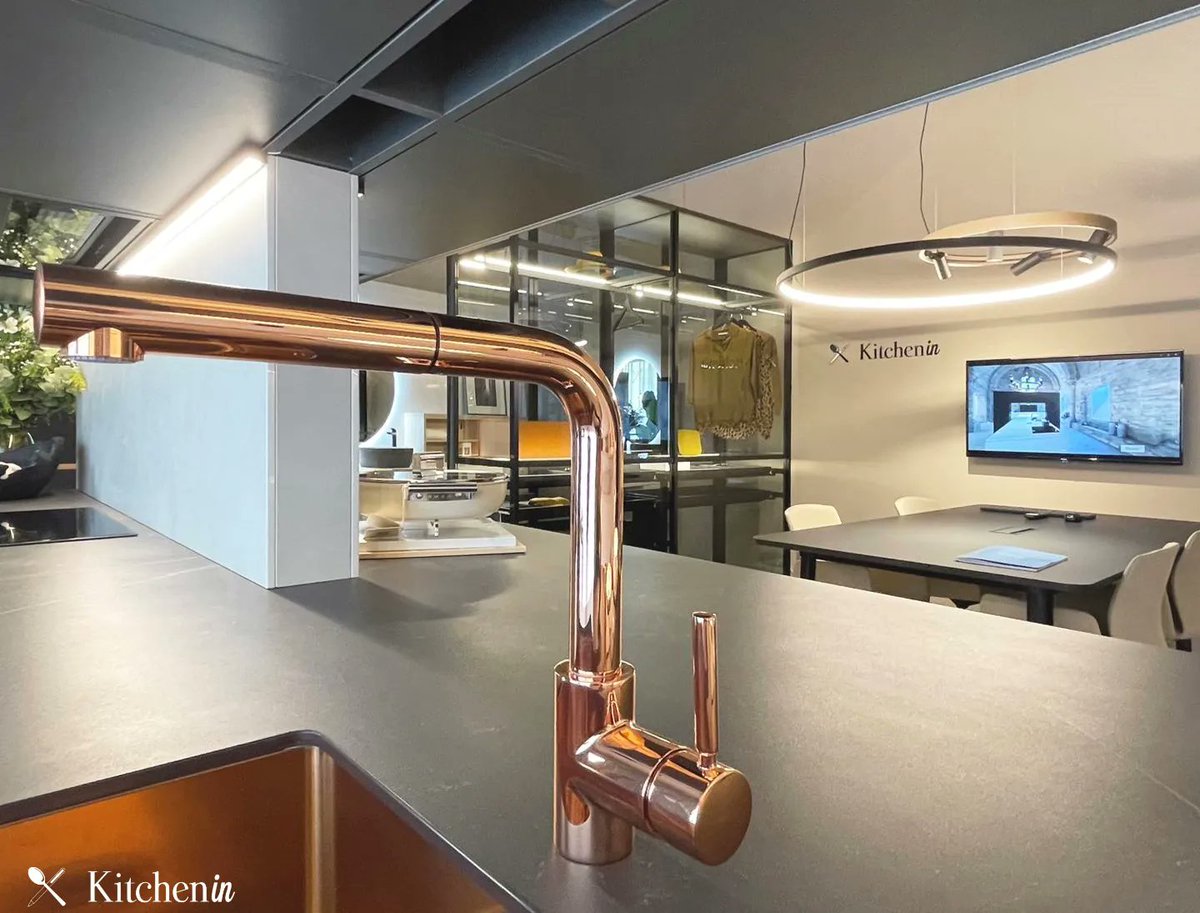 kitchenin_PT's tweet photo. Inaugurámos no passado dia 27 o vosso estúdio 𝐊𝐢𝐭𝐜𝐡𝐞𝐧 𝐢𝐧 em 𝐒𝐚𝐥𝐚𝐦𝐚𝐧𝐜𝐚! 😍  

Um espaço acolhedor na cidade onde pode ver algumas das nossas cozinhas em exposição. 

🚀 Cozinhas, banhos e armários.
Esperamos por Sí!

#kitchenin #design #cozinha  #banho #armarios https://t.co/2y8AnSscnm