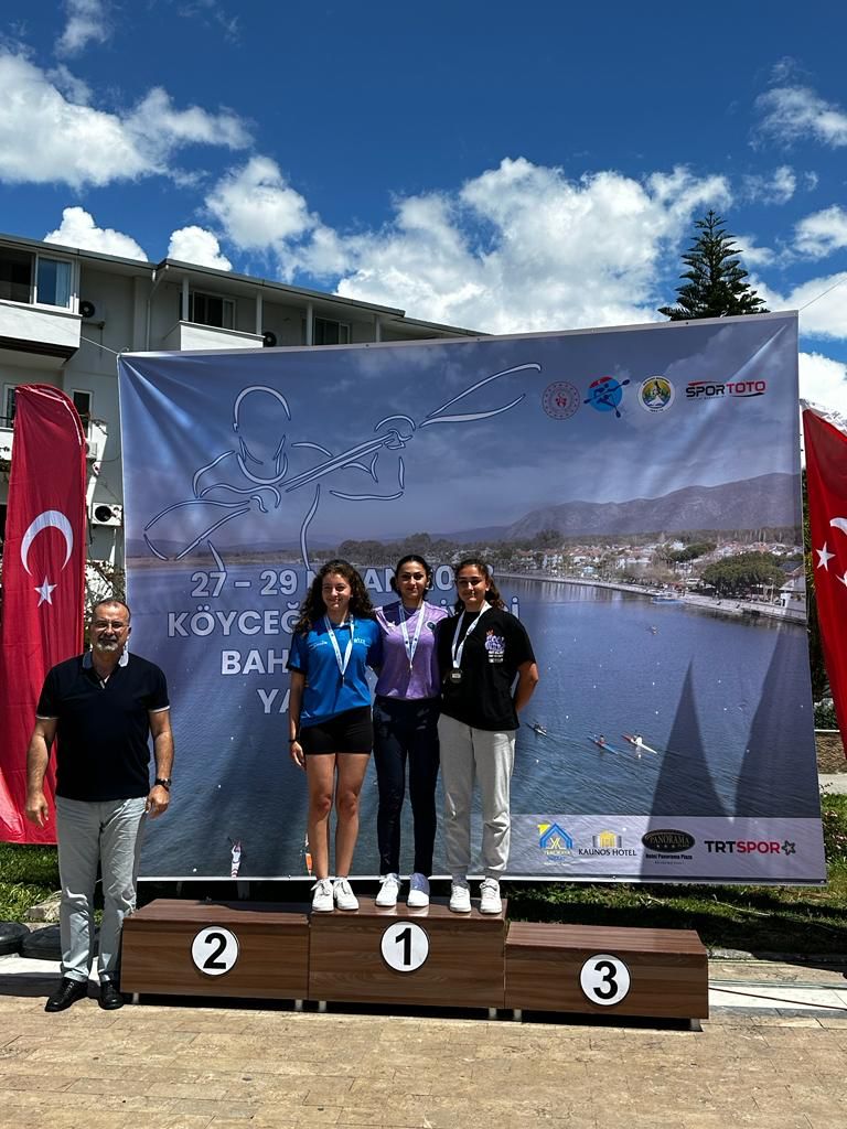 YeniceabatAL's tweet photo. 27-29 Nisan Türkiye  Kano Bahar Kupası Yarışları Köyceğizde yapılmış olup, okulumuz öğrencisi Simge KAYA 500m ve 1000m de Türkiye 1. olmuştur. Kendisi Tebrik ediyoruz. @Rk_KIR @Osmangazi_MEM @GurhanCokgezer @bursailmem16 @SeyitAliBuyuk https://t.co/13XROJUlVe