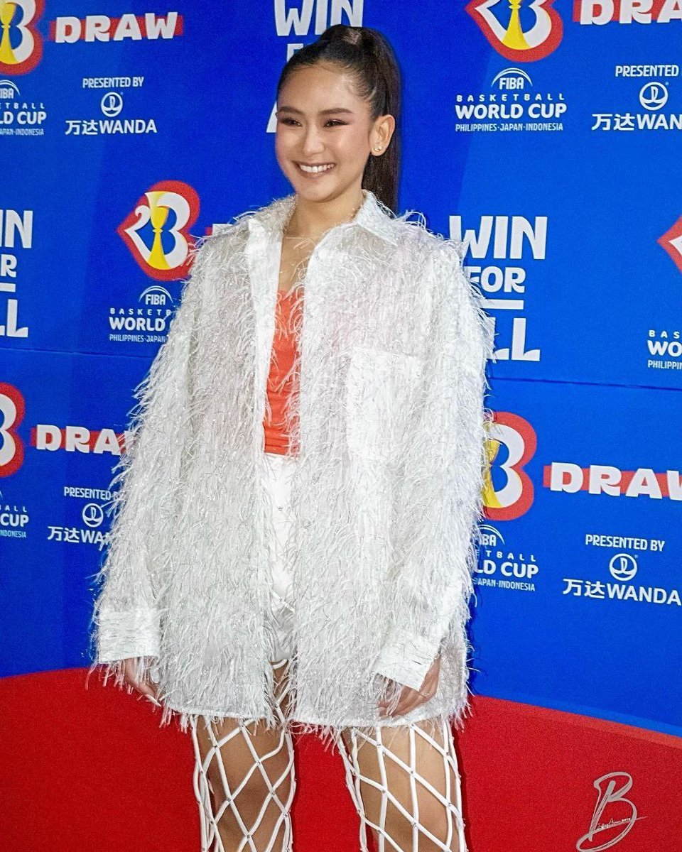 The Popstar Royalty's entrance and stage looks for #FIBAWorldCup Live Draw. SARAH G LIVEonFIBA POPSTAR ROYALTY WORLDCUP @JustSarahG #SarahGeronimo 📷 Jeffrey Aromin