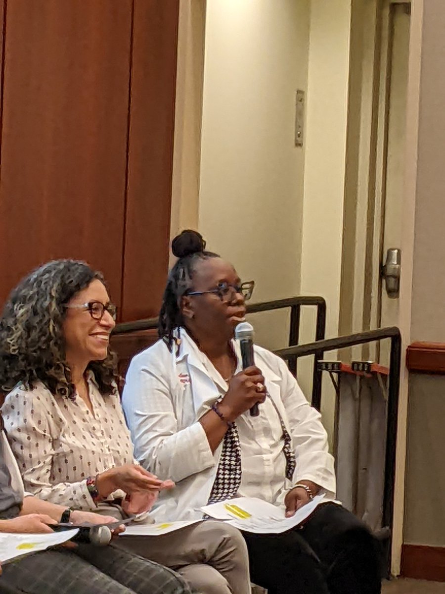 Monica Long from <a href="/SHARENetworkChi/">SHARE Network</a> at the Biannual Healthcareer Fair, motivating high school students on Chicago's South Side who are interested in healthcare careers. 
"You are right here today to take the short road where you want to go" <a href="/UChicagoGeriPal/">UChicagoGeriPal</a> <a href="/UChicagoMed/">UChicago Medicine</a>