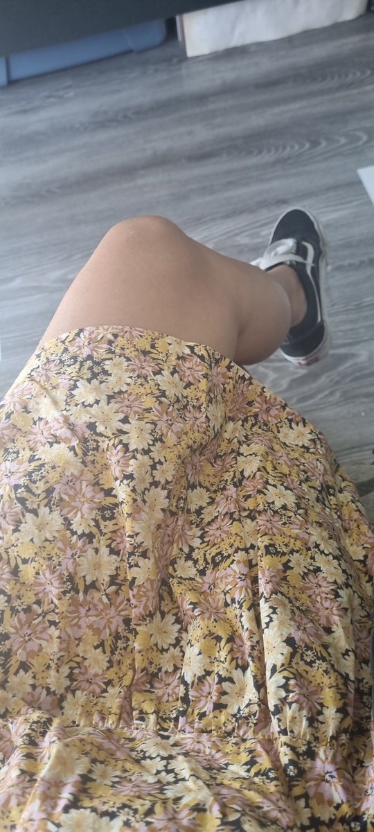 erikadector's tweet photo. Estoy acompañado a una amigui en la estética, para que no le hagan cochinadas en su melena 💇🏻‍♀️ jajaja y también estoy escuchando el chisme más incómodo del mundo, dice una clienta que le da vergüenza que sus hijas quieran traer faldita y vestido... 🤣 https://t.co/qMGkFSt3Wo