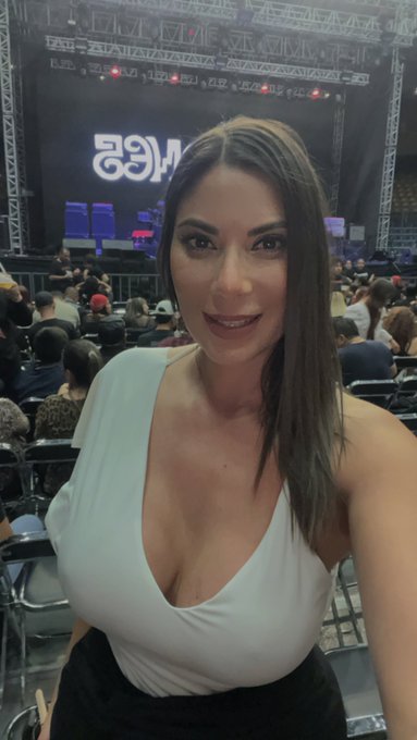 Y vengo desde all&aacute; , donde no sale el sol , d&oacute;nde no hay calor &hellip; #caifanes #rock #azucaralejandra #Leongto<a href="/tag/mexico"class="tags"><span>#mexico</span></a><a href="/tag/rock"class="tags"><span>#rock</span></a><a href="/tag/concierto"class="tags"><span>#concierto</span></a><a href="/tag/guanajuato"class="tags"><span>#guanajuato</span></a><a href="/tag/leongto"class="tags"><span>#leongto</span></a>