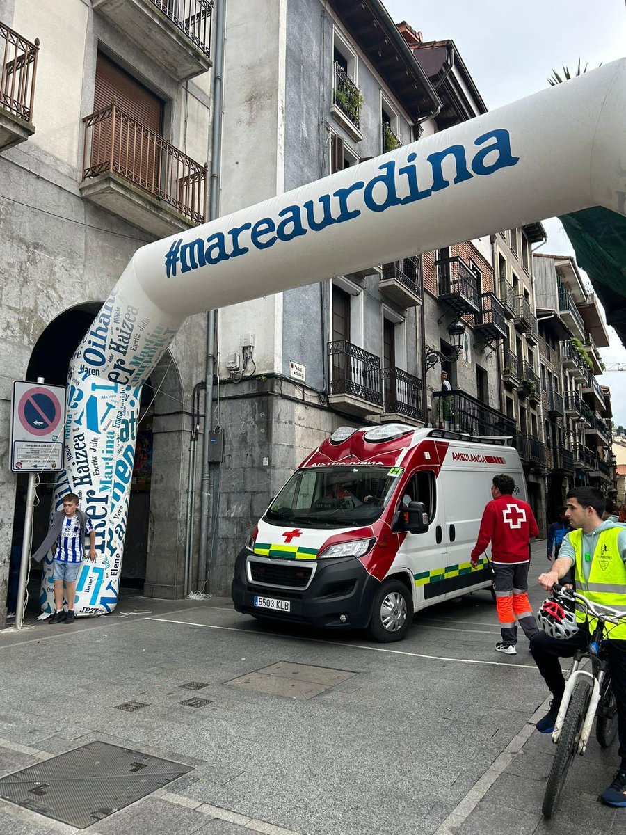 CruzRojaGoierri's tweet photo. Para finalizar también hemos estado en #azkotia colaborando con @CruzRojaAzkoiti en una duatlon con 1 Ambulancia de SVB. https://t.co/UCZqJ9QF3d