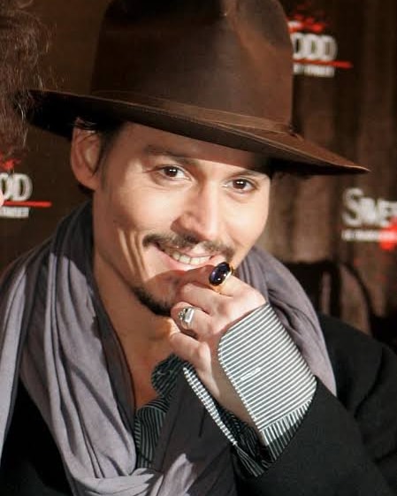 JohnnyDeppLoveo's tweet photo. Johnny at the premiere of Sweeney Todd. 🥰🥰���🥰
#JohnnyDepp #sweeneytodd https://t.co/9A6fznfZGs