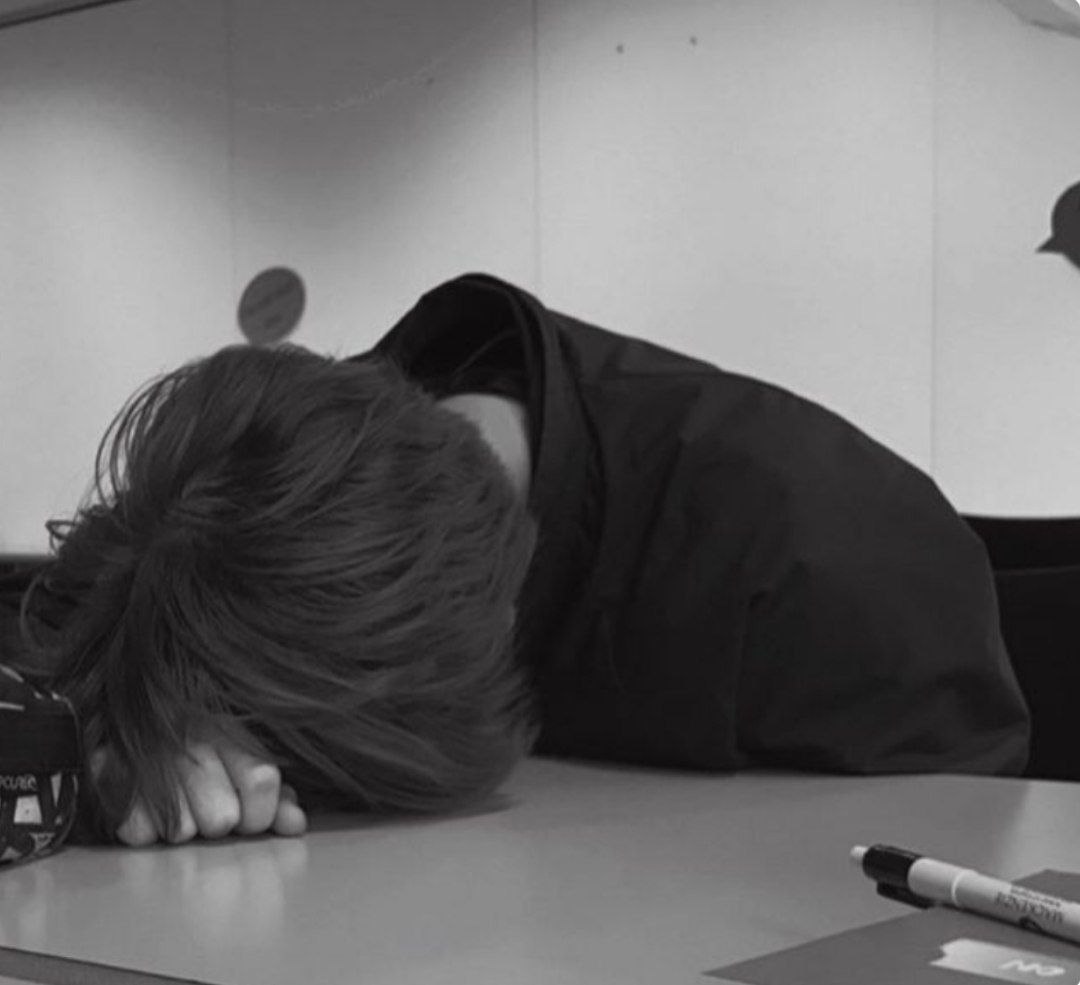 أصبحت الحياة تتلاشى تدريجيًا ، لا تهمني الأشياء ، أنا الذي ظننت بكل مرة أن حزني سيتبدل لفرحٍ وها أنا في كل مرة أجدني أغرق بالحزن مجددًا.