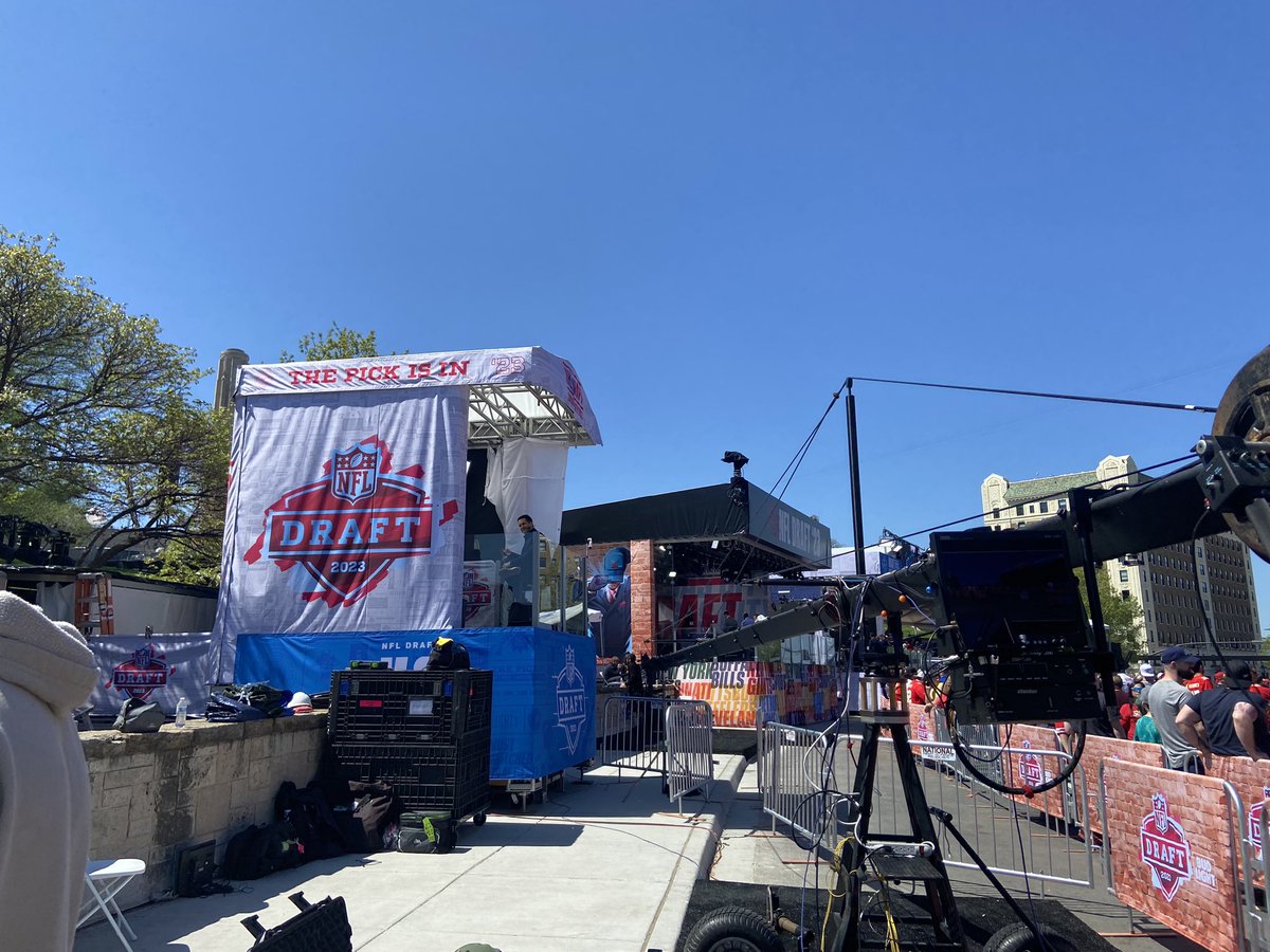 Day made! Seeing <a href="/AdamSchefter/">Adam Schefter</a> in person - and getting a wave. I work in television, but I still fangirl some people 😂