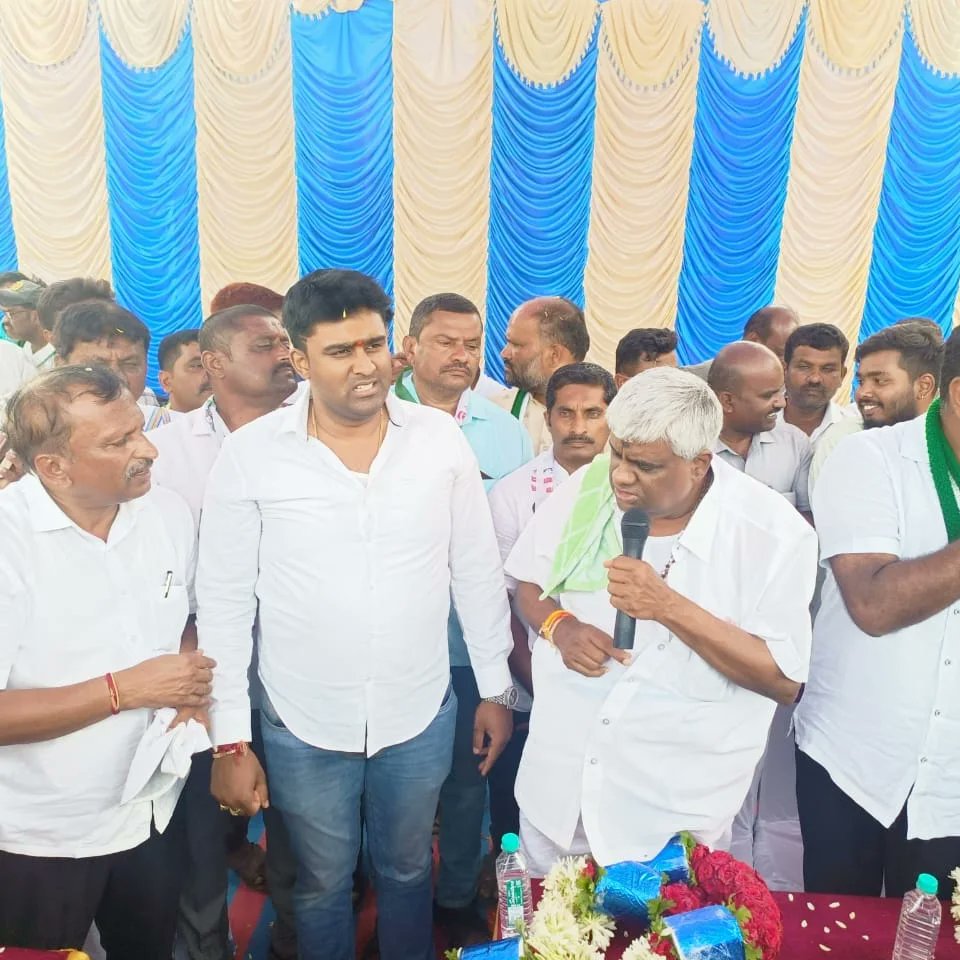 HTManjuJDS's tweet photo. ಕೆ ಆರ್ ಪೇಟೆ ವಿಧಾನಸಭಾ ಕ್ಷೇತ್ರದ  ವ್ಯಾಪ್ತಿಯಲ್ಲಿ ನನ್ನ ಪರವಾಗಿ ಜನಪ್ರಿಯ ನಾಯಕರು ಹಾಗೂ  ಹೊಳೆನರಸೀಪುರದ ಶಾಸಕರಾದ  ಹೆಚ್.ಡಿ. ರೇವಣ್ಣ ರವರು ಹಾಗೂ ವಿಧಾನ ಪರಿಷತ್ ಸದಸ್ಯರಾದ ಸೂರಜ್ ರೇವಣ್ಣರವರ ಜೊತೆಗೂಡಿ ಕಿಕ್ಕೇರಿ ಹೋಬಳಿಯ ಆನೆಗೊಳ, ಐಕನಹಳ್ಳಿ, ಕಿಕ್ಕೇರಿ, ದಬ್ಬೇಘಟ್ಟ ಹಾಗೂ ಮಾದಾಪುರ ಗ್ರಾಮ ಪಂಚಾಯಿತಿಗಳಲ್ಲಿ ಮತಯಾಚಿಸಲಾಯಿತು https://t.co/AipFjd515B