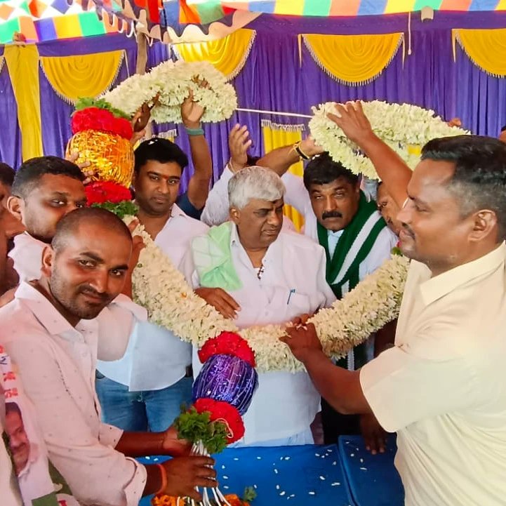 HTManjuJDS's tweet photo. ಕೆ ಆರ್ ಪೇಟೆ ವಿಧಾನಸಭಾ ಕ್ಷೇತ್ರದ  ವ್ಯಾಪ್ತಿಯಲ್ಲಿ ನನ್ನ ಪರವಾಗಿ ಜನಪ್ರಿಯ ನಾಯಕರು ಹಾಗೂ  ಹೊಳೆನರಸೀಪುರದ ಶಾಸಕರಾದ  ಹೆಚ್.ಡಿ. ರೇವಣ್ಣ ರವರು ಹಾಗೂ ವಿಧಾನ ಪರಿಷತ್ ಸದಸ್ಯರಾದ ಸೂರಜ್ ರೇವಣ್ಣರವರ ಜೊತೆಗೂಡಿ ಕಿಕ್ಕೇರಿ ಹೋಬಳಿಯ ಆನೆಗೊಳ, ಐಕನಹಳ್ಳಿ, ಕಿಕ್ಕೇರಿ, ದಬ್ಬೇಘಟ್ಟ ಹಾಗೂ ಮಾದಾಪುರ ಗ್ರಾಮ ಪಂಚಾಯಿತಿಗಳಲ್ಲಿ ಮತಯಾಚಿಸಲಾಯಿತು https://t.co/AipFjd515B