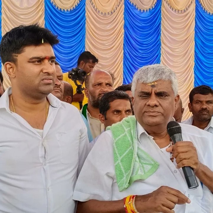 HTManjuJDS's tweet photo. ಕೆ ಆರ್ ಪೇಟೆ ವಿಧಾನಸಭಾ ಕ್ಷೇತ್ರದ  ವ್ಯಾಪ್ತಿಯಲ್ಲಿ ನನ್ನ ಪರವಾಗಿ ಜನಪ್ರಿಯ ನಾಯಕರು ಹಾಗೂ  ಹೊಳೆನರಸೀಪುರದ ಶಾಸಕರಾದ  ಹೆಚ್.ಡಿ. ರೇವಣ್ಣ ರವರು ಹಾಗೂ ವಿಧಾನ ಪರಿಷತ್ ಸದಸ್ಯರಾದ ಸೂರಜ್ ರೇವಣ್ಣರವರ ಜೊತೆಗೂಡಿ ಕಿಕ್ಕೇರಿ ಹೋಬಳಿಯ ಆನೆಗೊಳ, ಐಕನಹಳ್ಳಿ, ಕಿಕ್ಕೇರಿ, ದಬ್ಬೇಘಟ್ಟ ಹಾಗೂ ಮಾದಾಪುರ ಗ್ರಾಮ ಪಂಚಾಯಿತಿಗಳಲ್ಲಿ ಮತಯಾಚಿಸಲಾಯಿತು https://t.co/AipFjd515B
