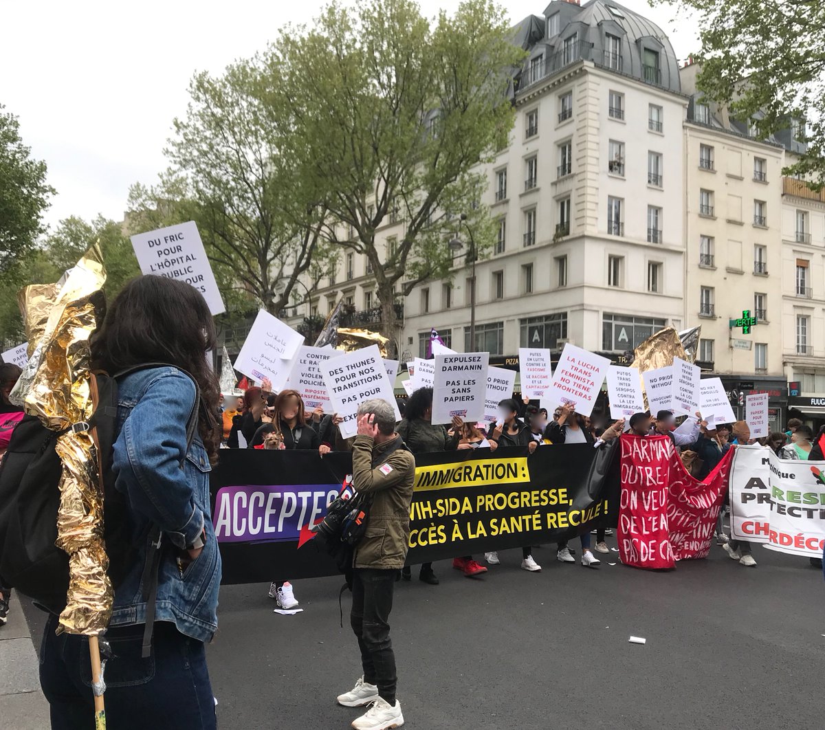 GwenFauchois's tweet photo. A Paris #MarcheDesSolidarités contre la loi Darmanin,  pour l'abandon de l’opération à Mayotte @acceptesst en nombre https://t.co/kU6oCLOsol