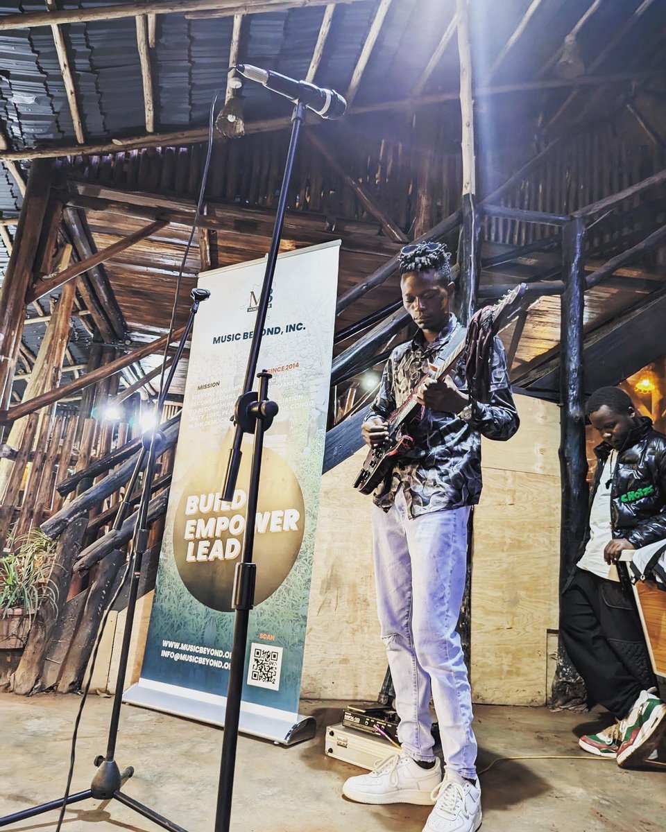 musicbeyond_org's tweet photo. T minus 5 minutes!
Have a great #jazzday show in Kampala!
#jazzrumba #musicforsocialchange #buildempowerlead @IntlJazzDay @VinduYeremia @Yusubukasereka @salomonzagabe @shambahati @Answer_Jonathan https://t.co/PfFLIbfTbj