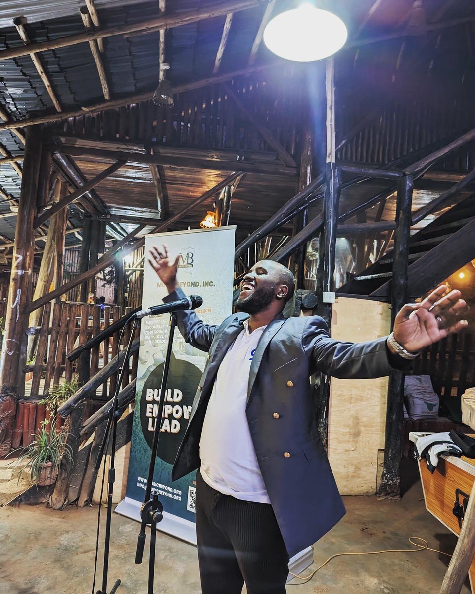 musicbeyond_org's tweet photo. T minus 5 minutes!
Have a great #jazzday show in Kampala!
#jazzrumba #musicforsocialchange #buildempowerlead @IntlJazzDay @VinduYeremia @Yusubukasereka @salomonzagabe @shambahati @Answer_Jonathan https://t.co/PfFLIbfTbj