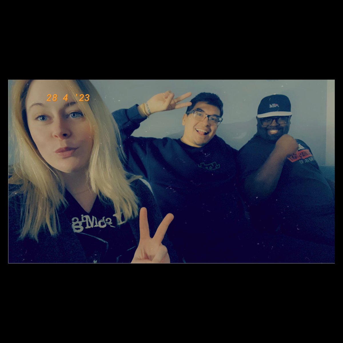 showmeeyourgod's tweet image. Bubble Tea, Pandas, gaming, and the only people I trust 🤍💕 
#LoveinTheAir創作 #BubbleTea #BestFriend @JesusControlCJA @DShemwell