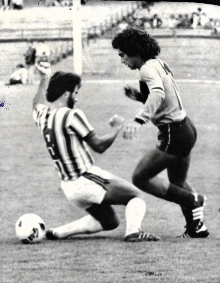 rodrigogj's tweet photo. RT @rgomezjunco: Parece qué pasó el balón, pero no Hugo. En un Monterrey vs Pumas, en 1981. https://t.co/nKyRZbTW7U