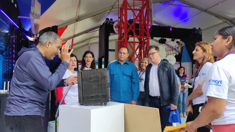 salaprensaCantv's tweet photo. #29Abr Cantv recibió al representante de la @UNESCO_es para América Latina, Dr. Julio Carranza, en su stand de la Ruta Científica que se realiza en @IDEA_fundacion, donde conoció sobre esta experiencia lúdica que brinda a los niños y niñas conocimientos sobre las TIC. https://t.co/FFjghwZfOH