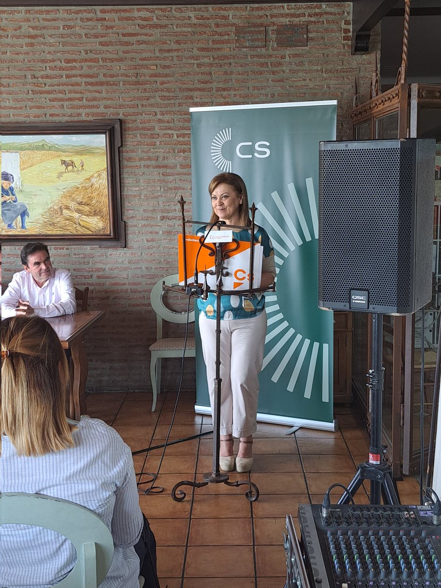 Cs_Baena's tweet photo. 🟠 Hoy en la presentación de la candidatura de Ciudadanos Baena:

📢 Mariola Castillo: "Venimos todos de la sociedad civil, no somos políticos profesionales ni venimos a vivir de la política. Venimos a gestionar".

#CentradosEnBaena
#PorLosTuyos https://t.co/GeZ5iejh4W
