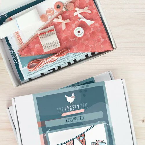The_crafty_hen's tweet image. Bunting adds a splash of colour and peronsality to any space! ✨ 

Our DIY Bunting Kits come in a range of colour options to suit any decor, take a look at our Crafty Kit Shop to find the colourway that suits your space!

thecraftyhen.co.uk/kits 

#craftkit #craftyhen #bunting