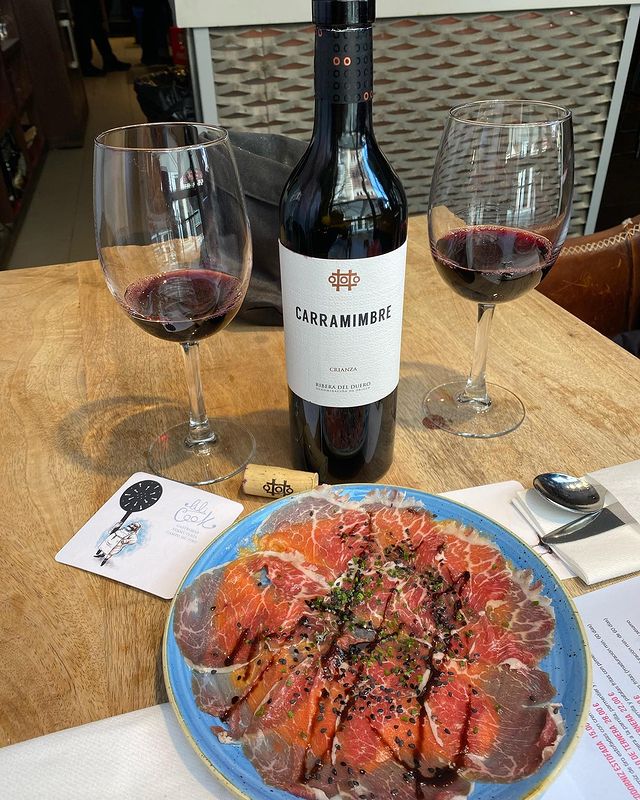 🍷🥩 ¡Celebra el puente con estilo! Nada mejor que un buen vino Crianza de Carramimbre acompañado de un entrante de embutidos o un plato principal de carne.  

⭐ ¡Disfruta de este merecido descanso! 

#carramimbre #bodegascarramimbre #crianza #winelovers