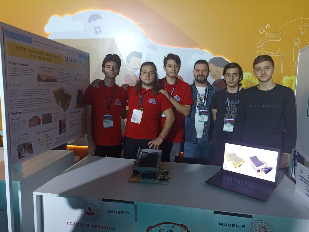 Danışman Öğretmenleri Serbay KAPUCİ ve Öğrencisini tebrik eder final yolunda başarılar dileriz. 2023Teknofest İnsanlık Yararına Teknolojiler Yarışması-Sağlık ve İlk Yardım-Lise-Türkiye Finalisti-Takım Adı: MABEF5
