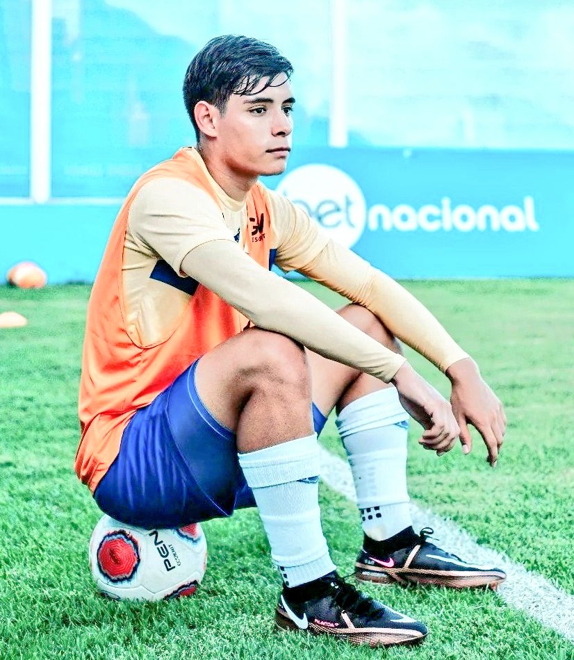 OParaTemDono's tweet photo. ESQUECERAM DE MIM!
O meia Andrés d'Agostino é o único jogador estrangeiro que segue no Paysandu. 
Sem ter sido relacionado em ao menos uma partida, o atleta tem contrato com o Paysandu por duas temporadas! https://t.co/nbNrckh4hU