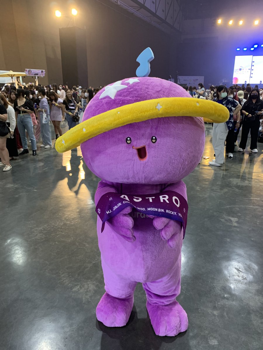 Donghae_nhmb's tweet photo. น้องคนนี้น่ารักมากๆ 😆💜 น้องพยายามจะถือสโลแกนแล้ว แต่ไม่ได้ 5555
#KonnecThai
#ASTRO #AROHA https://t.co/JRBn3RI99W
