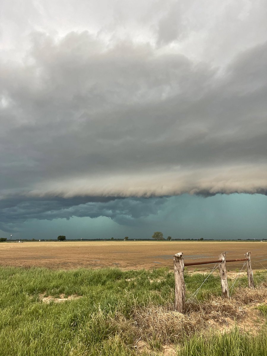 ShaneLewisWx's tweet image. Another “spooky” photo taken outside of Hearne. #bcstx #WxTwitter