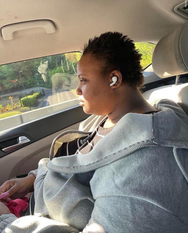 layxsnv's tweet image. Yeah this why I don’t do share Uber why tf peaches in here