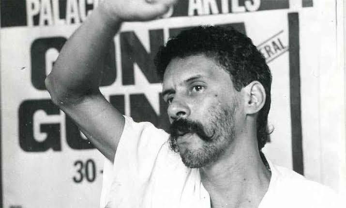 FotosDeFatos's tweet photo. #NumDiaComoHoje mas em 1991 morria, em Renascença (Paraná), Luiz Gonzaga do Nascimento Junior, mais conhecido como Gonzaguinha, cantor e compositor brasileiro. Ele foi vítima, aos 45 anos, de um acidente de carro, após uma apresentação em Pato Branco, no Paraná. https://t.co/XDDlcxdbSJ
