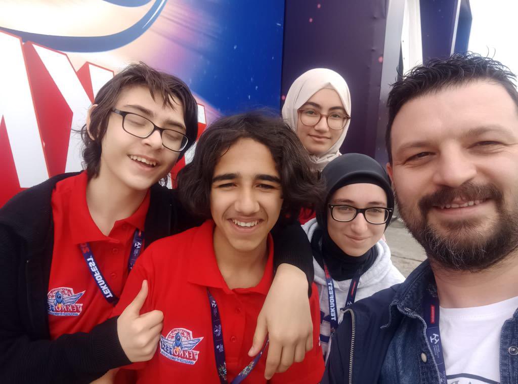 Danışman Öğretmenleri Serbay KAPUCİ ve Öğrencilerini tebrik eder final yolunda başarılar dileriz. 2023Teknofest İnsanlık Yararına Teknolojiler Yarışması- Afet Yönetimi -Lise-Türkiye Finalistleri-Green Future Takımı Proje Adı:Orman Yangınlarına Karşı Otonom Ağaç Tohumu Diken Araç